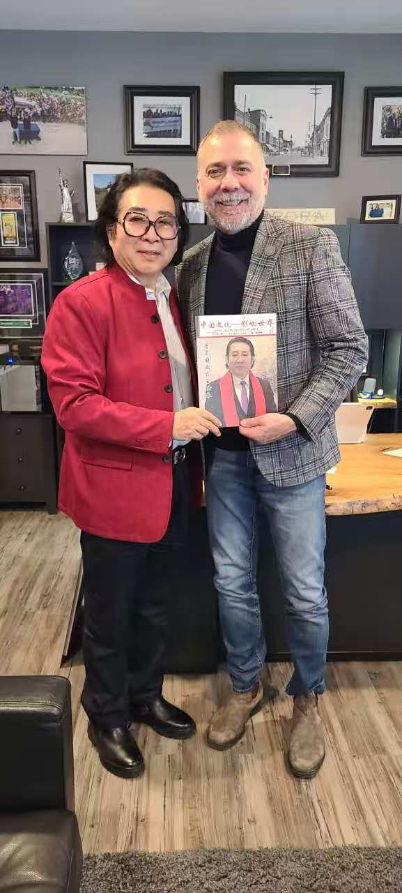 Aurora市长Tom Mrakas欣赏中国画